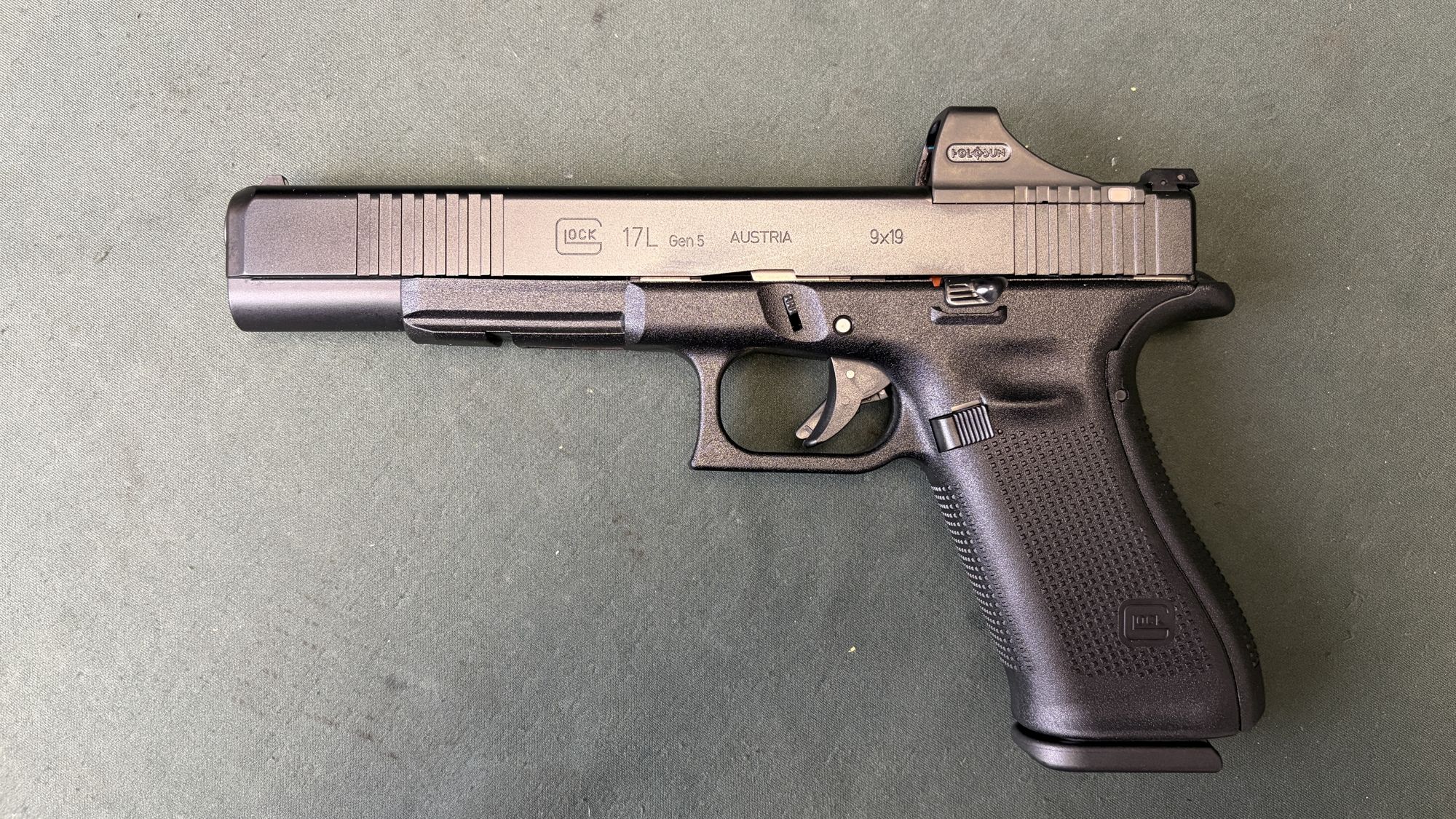 Glock 17L 9mm Long Slide with Holosun SCS Green and Three Magazines - Image 3